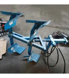 Hydraulic flipping plow